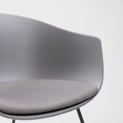 Silla Polipropileno Con Galleta Tapizada Y Pata Trineo BAI -Demarques Tienda bai silla comedor polipropileno con galleta pata trineo disponible en varios acabados 6