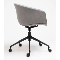 SILLA TAPIZADA GIRATORIA CON RUEDAS BAI -Demarques Tienda bai silla tapizada giratoria con ruedas disponible en varios acabados 3