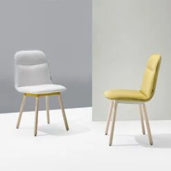 Silla De Comedor Tapizada Y Patas De Madera KÖLN -Demarques Tienda koeln silla comedor carcasa tapizada y patas madera disponible en varios acabados 3