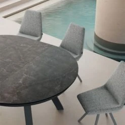 Silla Tapizada Con Pie Metalico ORU -Demarques Tienda oru silla comedor con pie metalico disponible en varios acabados 4