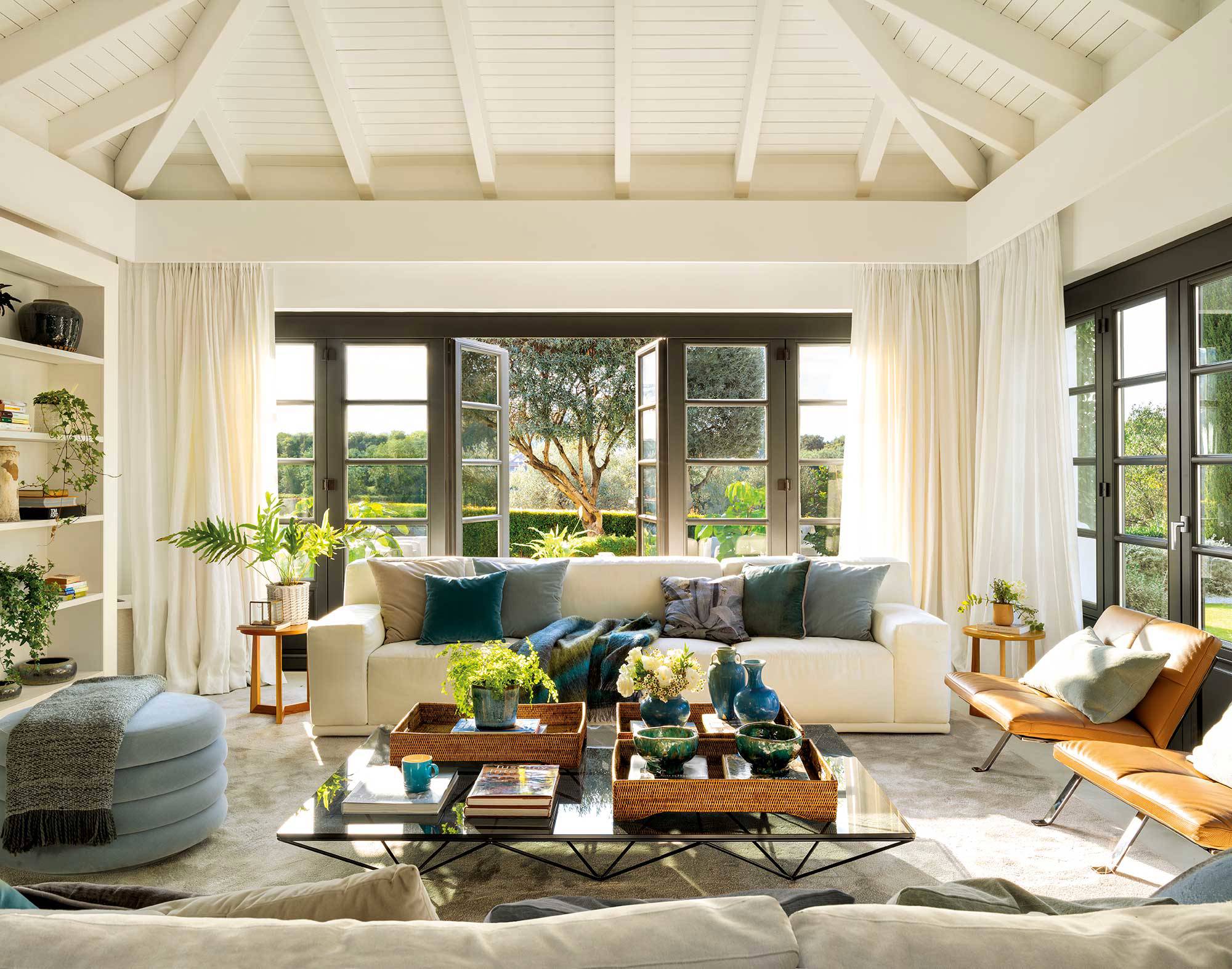 Demarques Tienda -Demarques Tienda salon moderno con techo envigado blanco