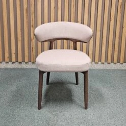 Silla De Comedor Tapizada Patas De Madera ELBA -Demarques Tienda silla de comedor tapizada patas de madera elba 1