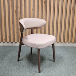 Silla De Comedor Tapizada Patas De Madera ELBA -Demarques Tienda silla de comedor tapizada patas de madera elba 4