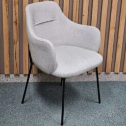 Silla Tapizada Con Apoyabrazos Patas Metalicas MILANO -Demarques Tienda silla tapizada con apoyabrazos patas metalicas milano 2