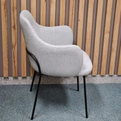 Silla Tapizada Con Apoyabrazos Patas Metalicas MILANO -Demarques Tienda silla tapizada con apoyabrazos patas metalicas milano 3