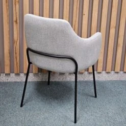 Silla Tapizada Con Apoyabrazos Patas Metalicas MILANO -Demarques Tienda silla tapizada con apoyabrazos patas metalicas milano 4