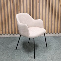 Silla Tapizada Con Brazos Y Pata Metalica DALLAS -Demarques Tienda silla tapizada con brazos y pata metalica dallas 4