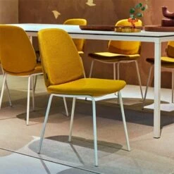 Silla Tapizada Con Pie Metalico LISSE -Demarques Tienda silla tapizada con pie metalico lisse 2