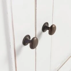 VITRINA BLANCA DE ESTILO COLONIAL EVEREST 2 CAJONES 4 PUERTAS 2 ESTANTES -Demarques Tienda vitrina blanca de estilo colonial everest 2 cajones 4 puertas 2 estantes 2